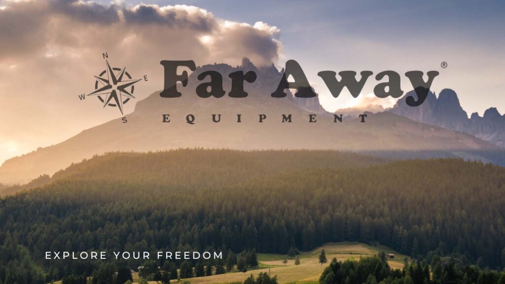 Logo Far Away Equipment na tle górskiego krajobrazu symbolizującego podróże samochodowe