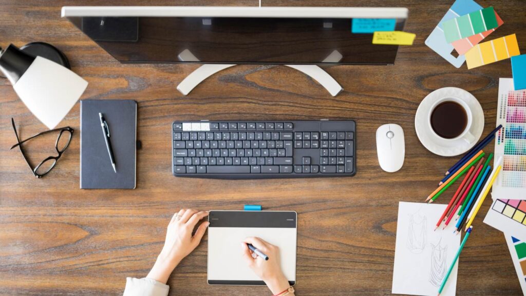 Koncepcyjne stanowisko pracy związane z projektowaniem sprzętu outdoorowego