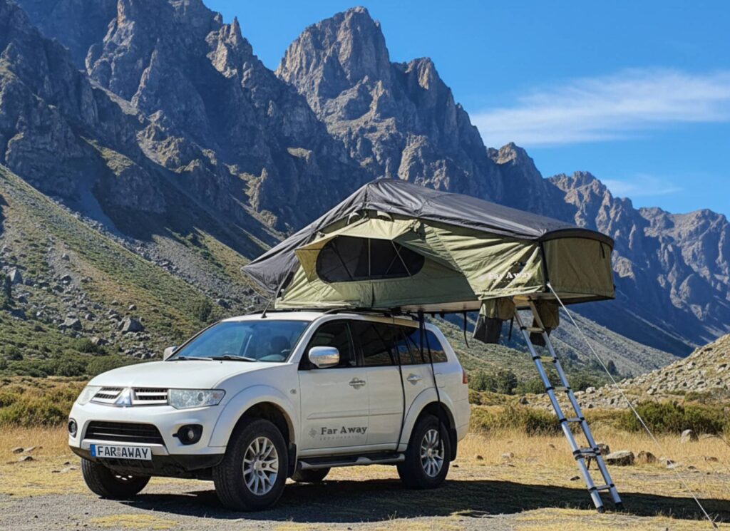 Zielony namiot dachowy Far Away Equipment Mont Blanc rozłożony na aucie terenowym